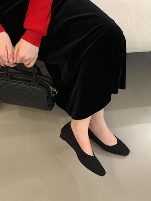 2025 Herbst und Winter neue leichte Mund dicker Absatz Wildleder Französisch kleiner quadratischer Kopf Pendler OL Fußbedeckung Damen Keilabsatz Einzelne Schuhe Damen
