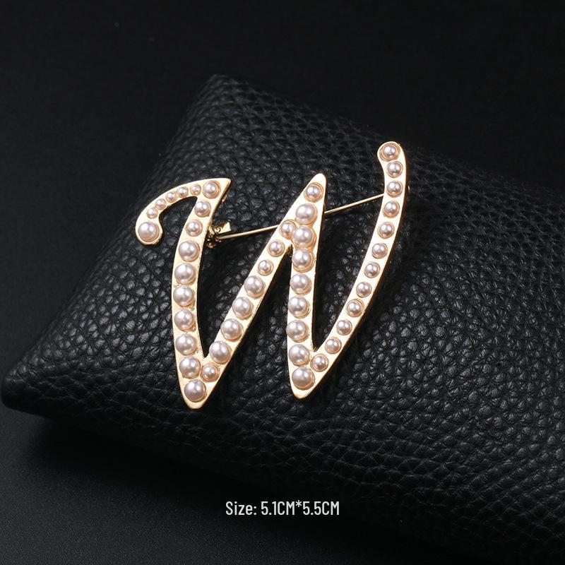 Pearl Alphabet Brooches: Retro Letter Pins for Clothing and Necklines.
