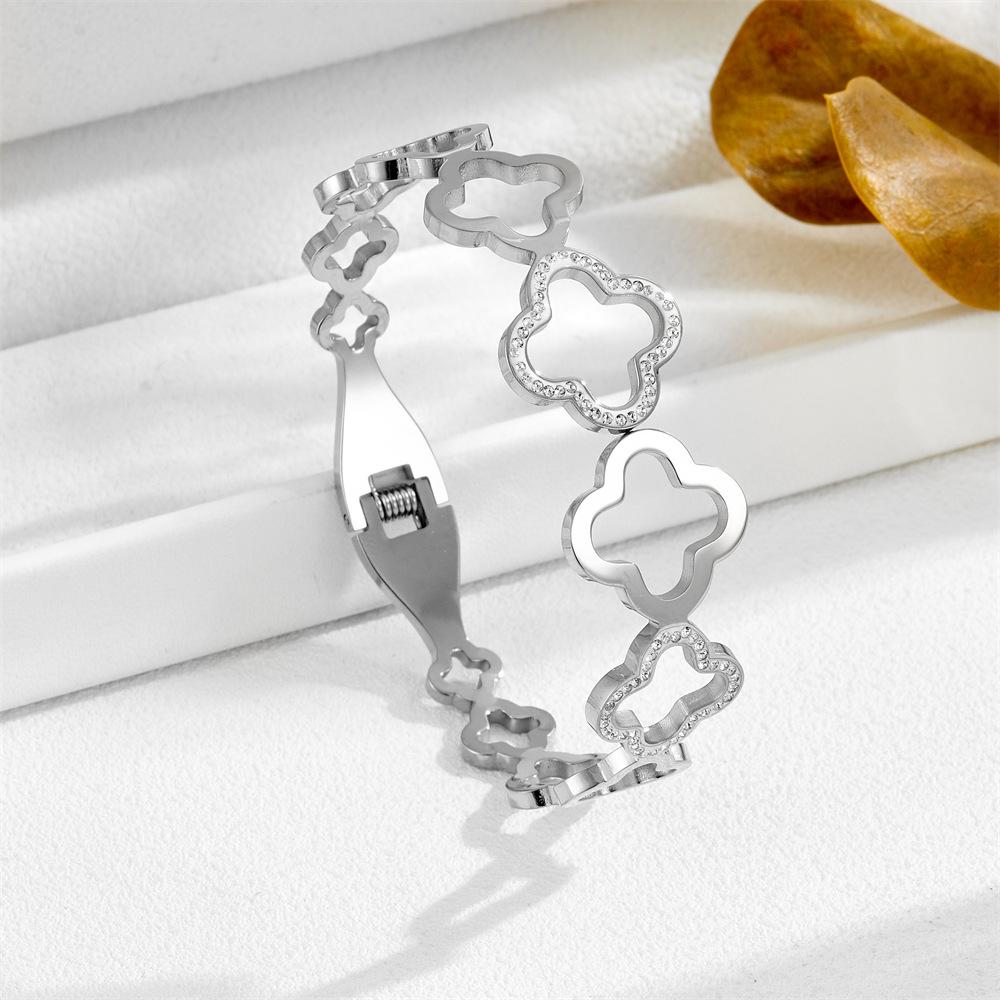2026 New Hollow Four-leaf Clover Bracelet, High-end Sense Diamond-encrusted Bracelet, Light Luxury Temperament, Fashionable and Versatile.
