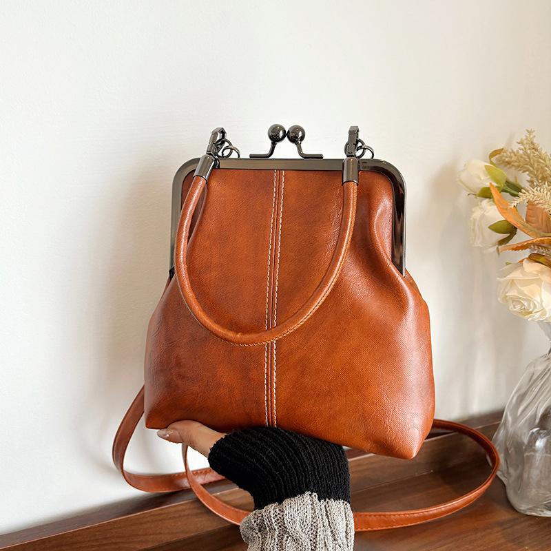 Vintage PU Leer Geïnspireerde Mini Schoudertas voor Dames Beige met Gouden Gespsluiting Verstelbare Riem Stijlvolle Kleine Crossbody Tas