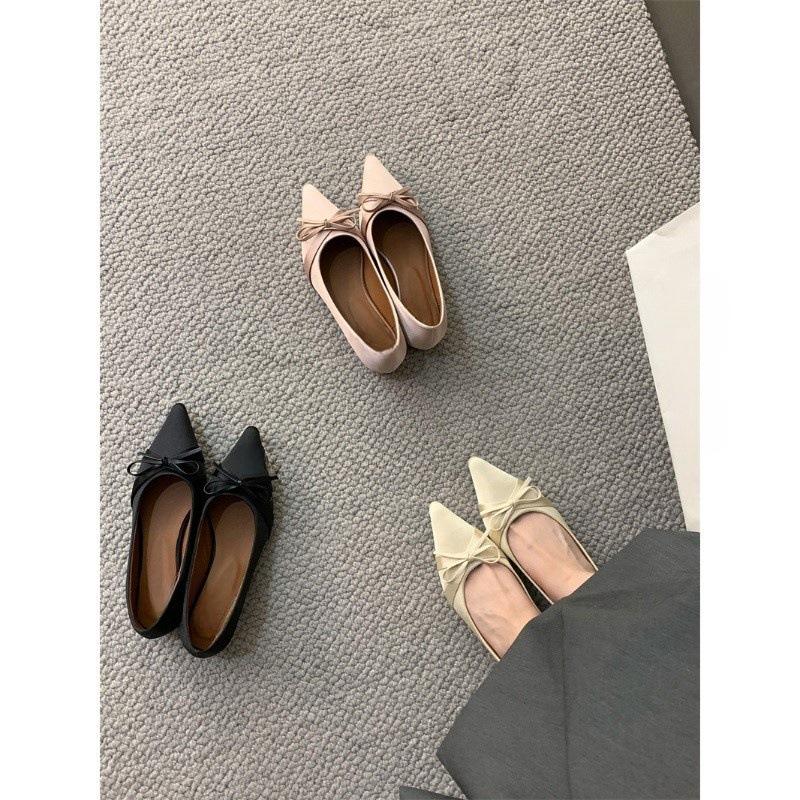 Französische süße Satin-Schleife spitze Zehen flacher Ausschnitt Einzelne Schuhe im Herbst 2024 neues Temperament Innenhöhenerhöhung kleine Lederschuhe