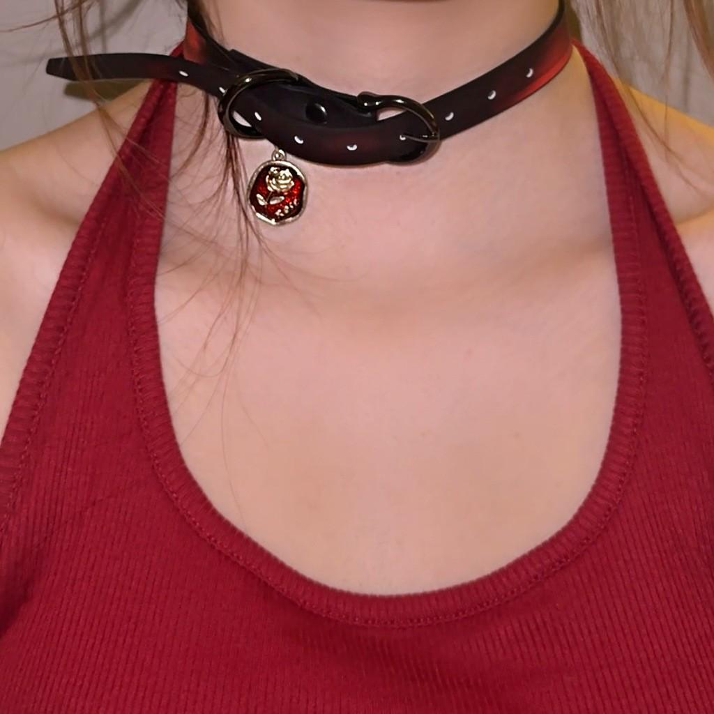 Chique Pittige Meisje Leren Bel Choker Ketting – Uniek Minderheidsontwerp