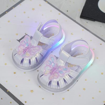 Sandali alla moda luminosi per bambine 2025 Nuovi scarpe estive per bambini Scarpe semplici per neonati con suola morbida Comfort Antiscivolo Scarpe da spiaggia per bambini Zapatos