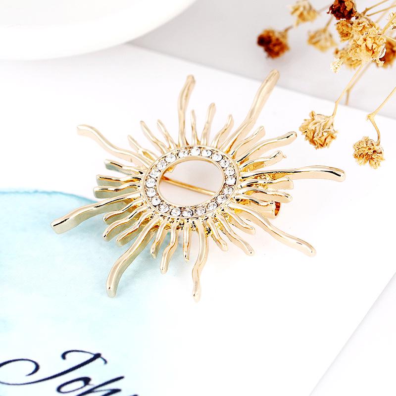 Retro Baroque Style Rhinestone Sun God Brooches For Women Men Elegant Trendy Clothing Accessories Alloy Pin Luxury Jewelry Gifts