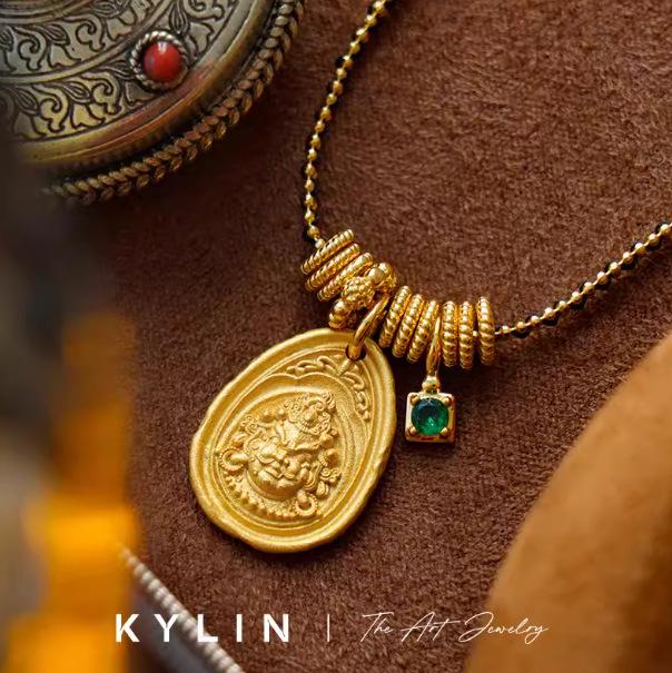 Xiaohongshu Bestseller: Gelber Wohlstandsgott geflochtene Halskette mit Blattgold und schwarzem rundem Anhänger im neuen chinesischen Stil.