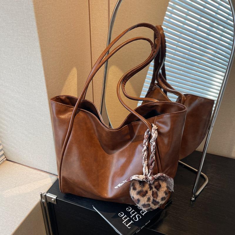 Large-capacity Bag Women's Autumn and Winter Versatile New Simple Casual Shoulder Bag Popular Commuter Tote Bag