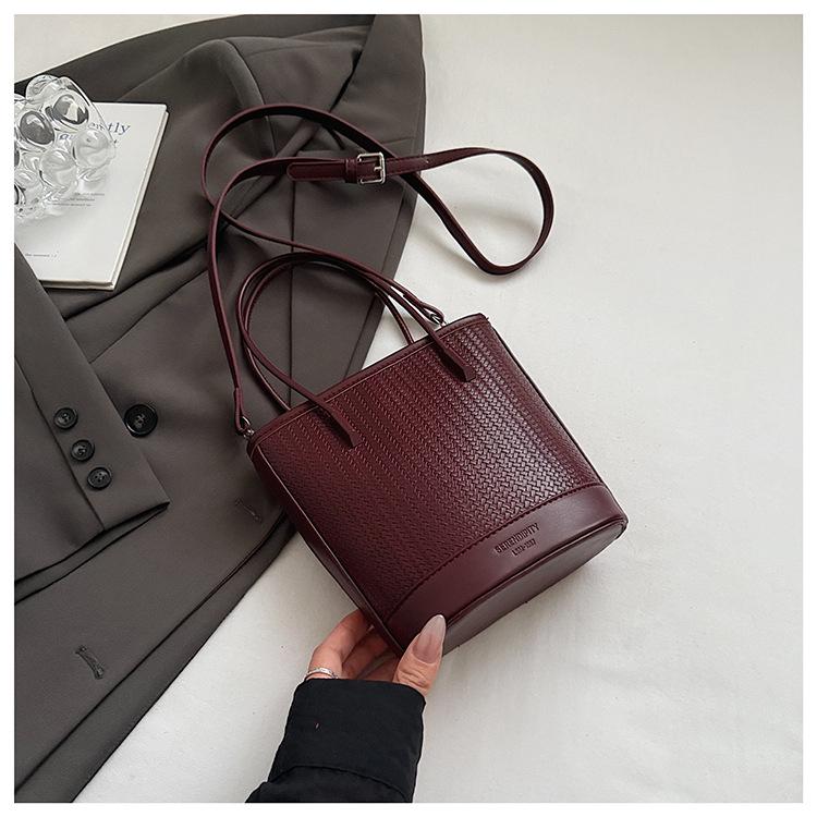 Niche High-End Women's French Luxury Woven Shoulder and Crossbody Bucket Handbag