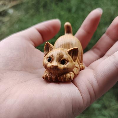 Ręcznie Rzeźbiona Drewniana Figurka Kociaka - Realistyczny Miniaturowy Wystrój Kota, Nie Wymaga Elektryczności, Ręcznie Wykonana Drewniana Sztuka do Domu i na Biurko w Biurze