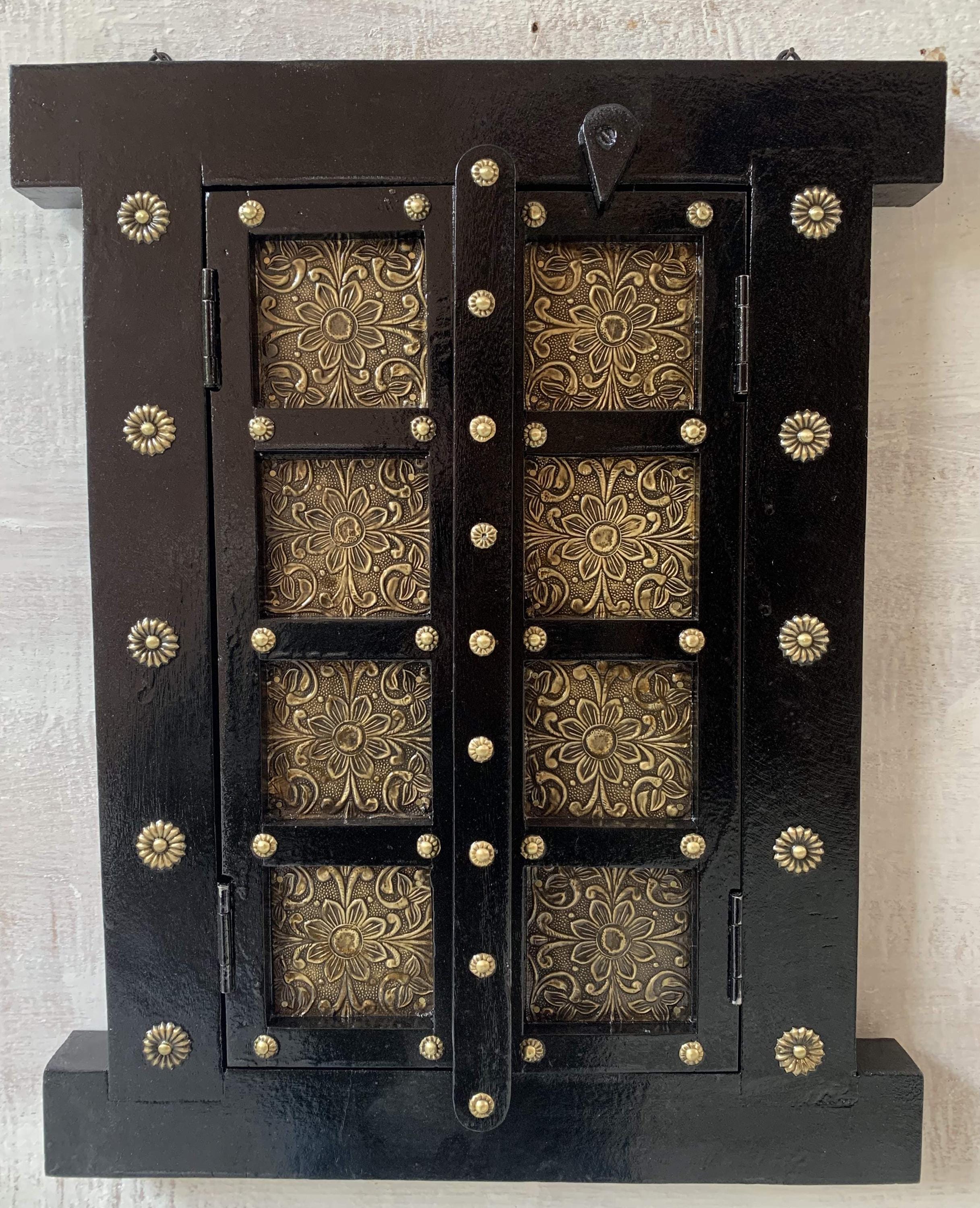Black Painted Wooden Jharokha: Indian Wall Decor with Brass Fittings разноцветный