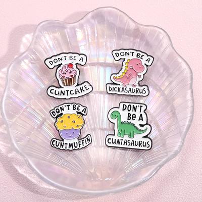 SEI KEIN DICKASAURUS Emaille-Pins Custom CUNTCAKE TWATASAURUS Broschen Anstecknadeln Cartoon Tier Schmuck Geschenk für Kinder Freund