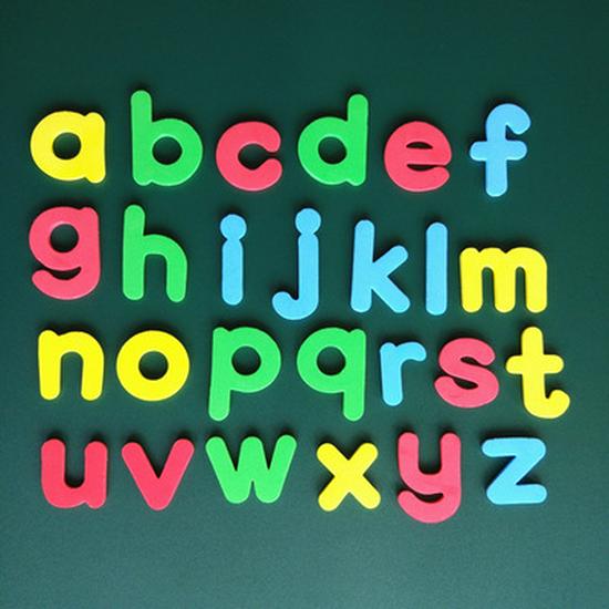 

Магнітні наліпки з алфавітом та цифрами для ранньої освіти: 26 Кольорових Великих Літер для Білих Дошок та Холодильників