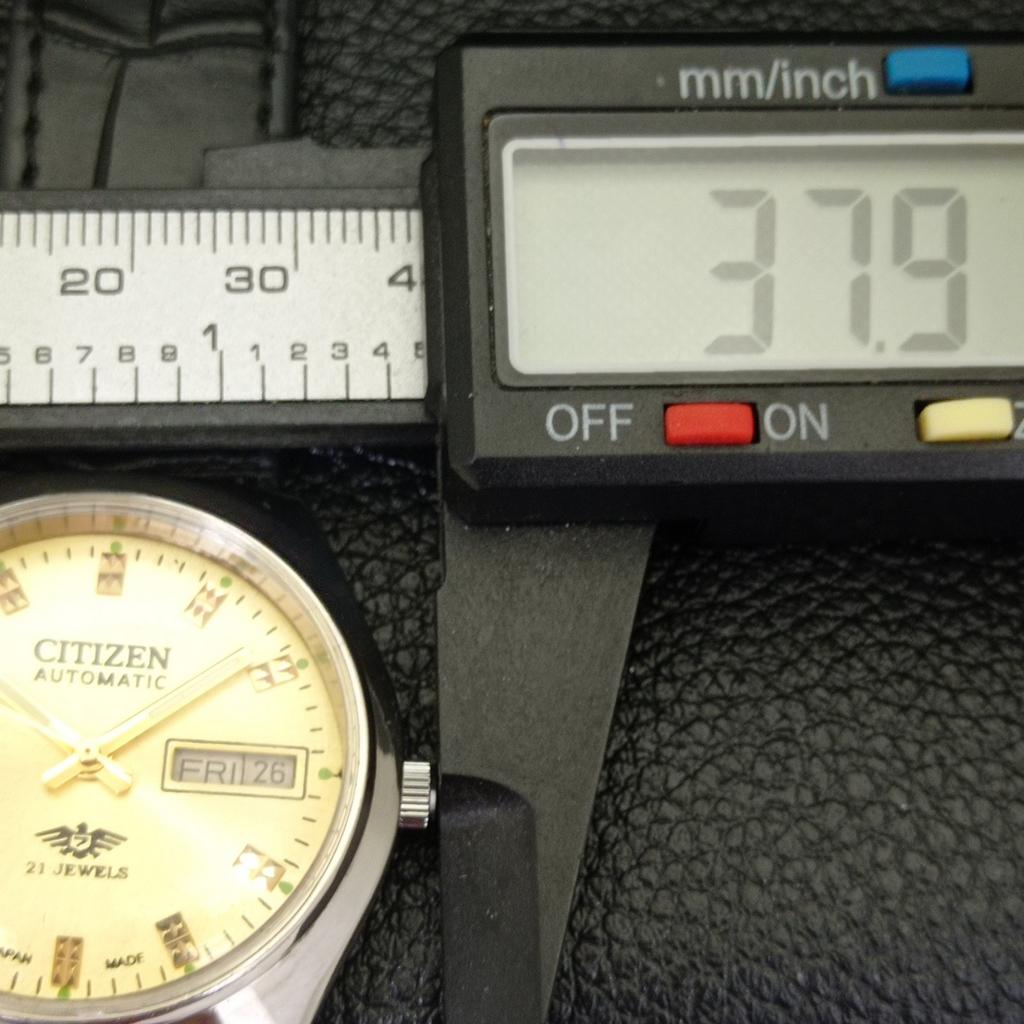 GEBRAUCHTE VINTAGE CITIZEN AUTOMATIC 8200 JAPAN HERRENUHR MIT GOLDFARBIGES ZIFFERBLATT a434854-2 R123-a434854