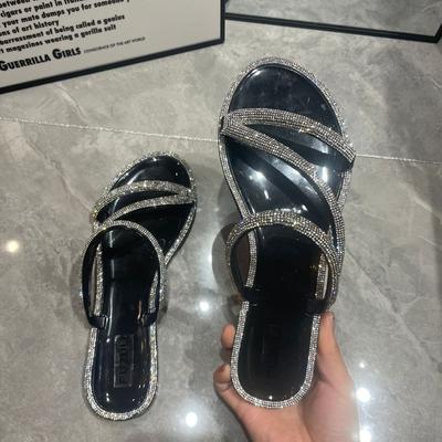 Novas sandálias de verão 2025 tendência feminina moda tira de diamante acolchoadas sandálias femininas sandálias rasas de uma tira para usar na rua