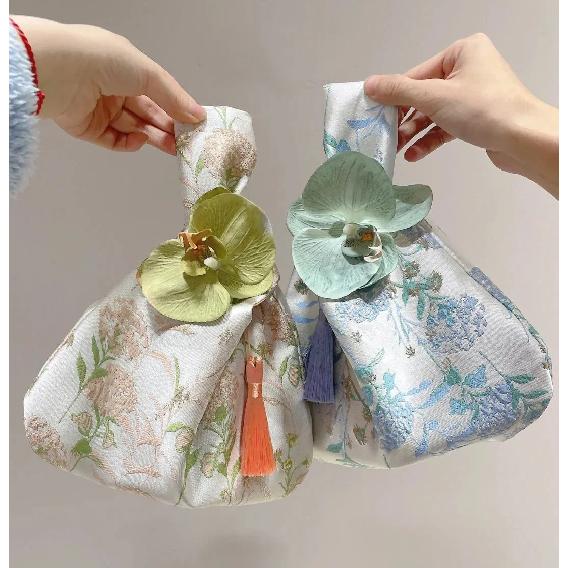 Flower Pendant Lunch Bag Cosmetic Bag New Chinese Style Handbag Tassel Knot Wrist Bag Small Item Pouch Cheongsam Accessories