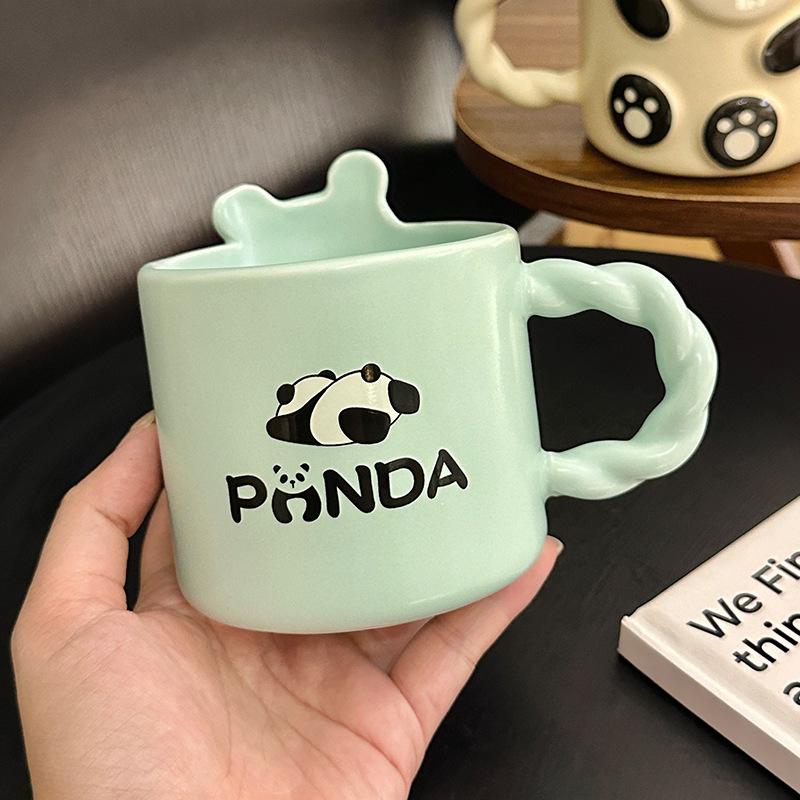 Caneca Panda Cerâmica Relevo Fofa Com Tampa Colher Animal de Desenho Animado Tridimensional Copo de Água Doméstico Lembrancinha Pequena e Fresca