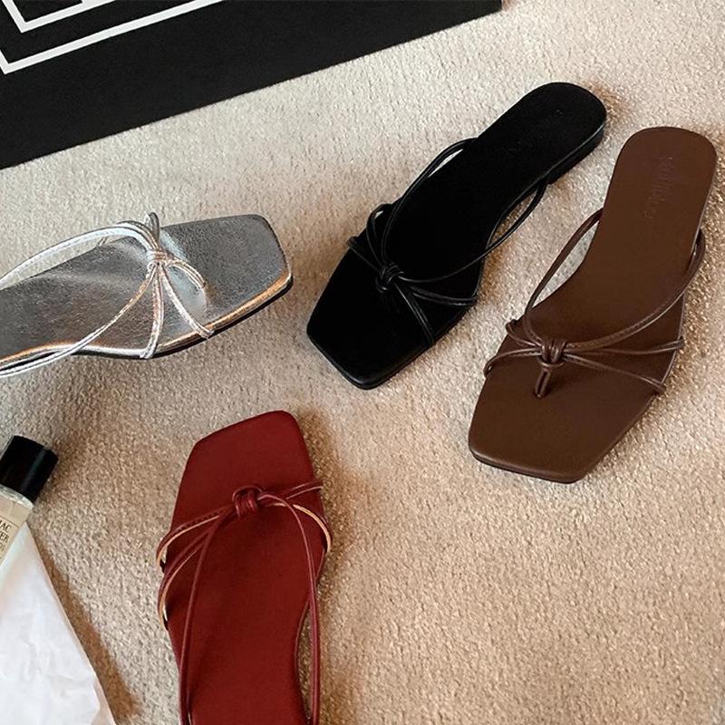 Traube Mutter vom gleichen Stil~ Neuer französischer eckiger Kopf im Sommer 2025, dünner Riemen ausgehöhlt und Füße, coole Slipper für Damen tragen