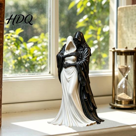 Synthetic Resin Ornaments Gothic Hugging Reaper Figurine Black And White Skeleton Niche Atmosphere Decorations Statue for Bookshelves Desktop Retro