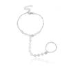 Bracciale Schiava Europeo Creativo in Cristallo Zirconia: Catena Quadrata con Perline e Collegamento al Dito da Donna
