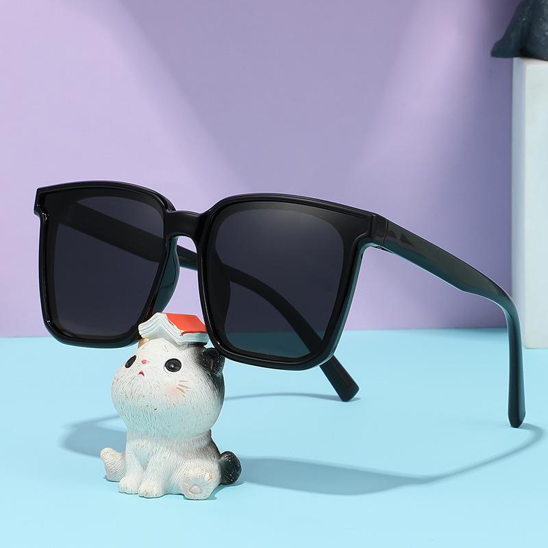 Kids' Trendy Polarized Sunglasses with UV Protection – Fashionable and Cool for Boys and Girls