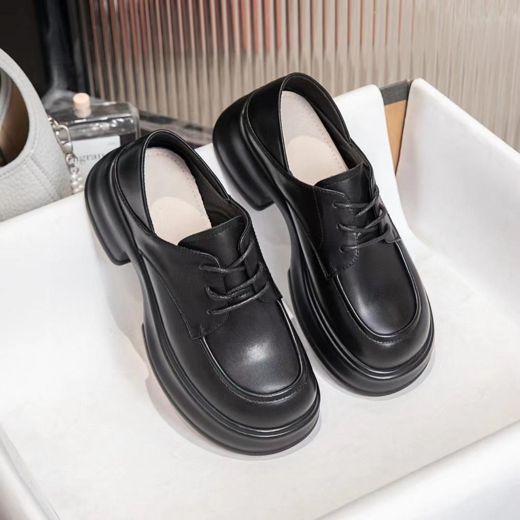 The first layer of cowhide women's new small leather shoes has a retro thick heel and two single shoes.