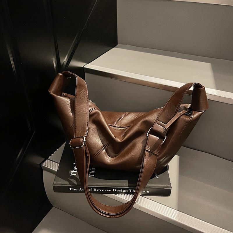 Large-capacity bag women's new simple and versatile shoulder messenger bag niche design commuter dumpling bag