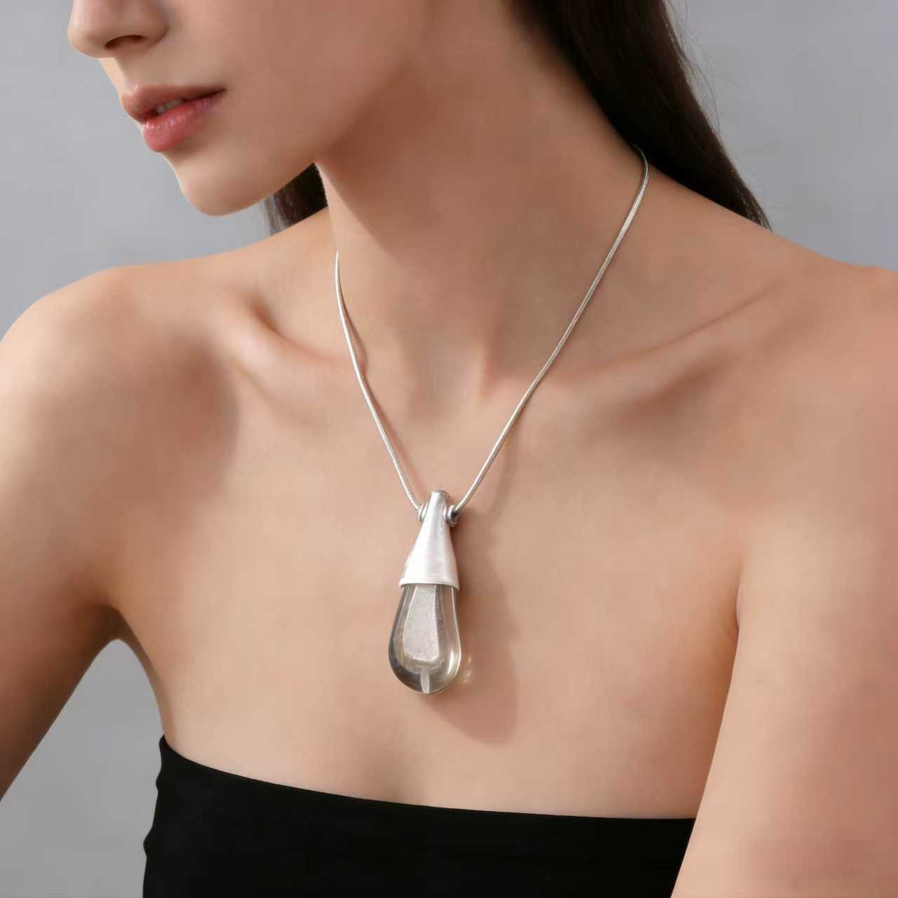 European and American light luxury water drop pendant necklace women s simple fashion metal long sweater chain high-end accessories