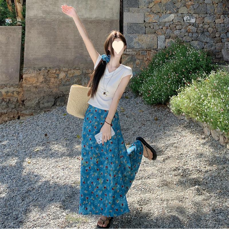 Fashion suit White V-neck short-sleeved T-shirt Women's summer high-waisted and thin floral skirt two-piece set