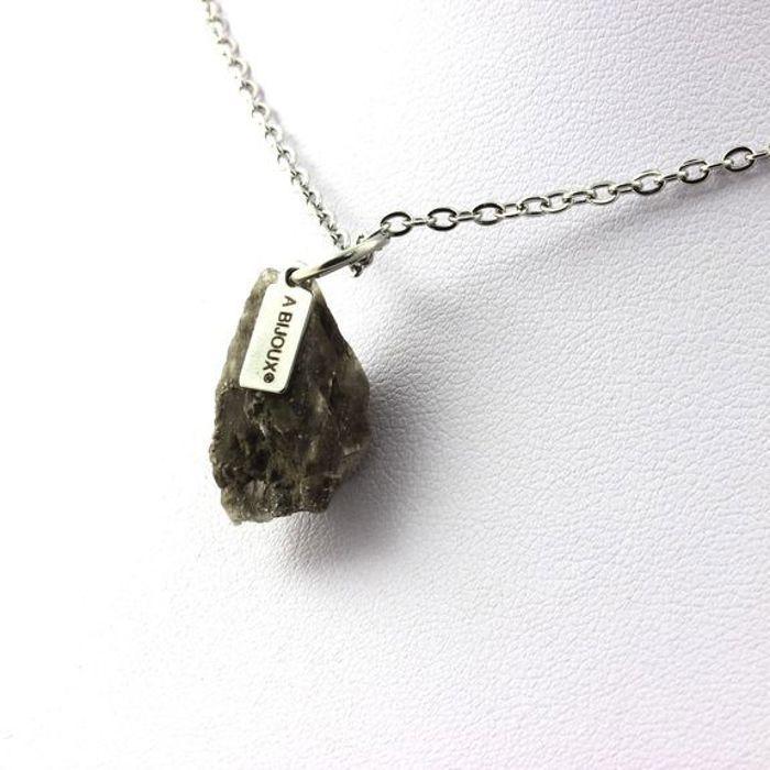 Pierres et Minéraux. Collier Gypse brut. 11.53 ct. Marcieu, Isère, France.