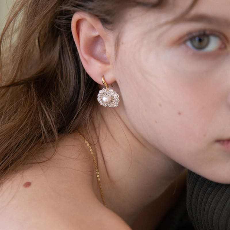 

MERRYMOTIVE Gold beige pearl point knit earring Free