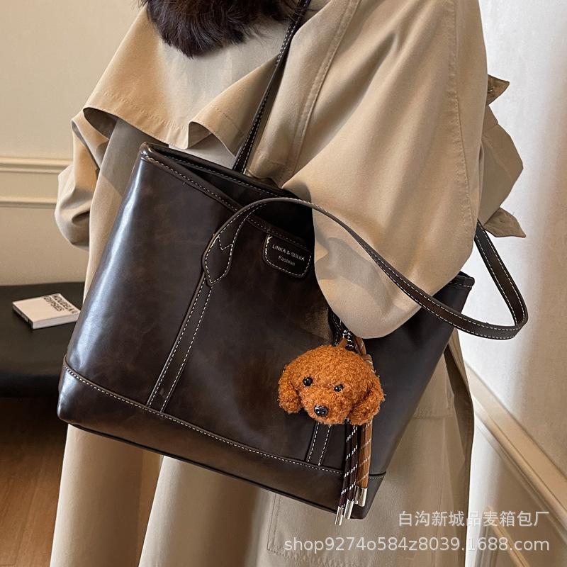 Large-capacity tote bag women's 2025 autumn and winter new fashionable simple casual shoulder bag commuting to work textured bag