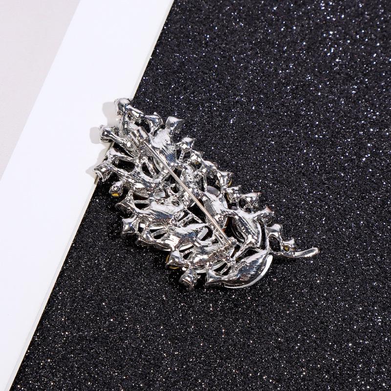 2024 Luxury Retro Crystal Leaf Brooch: Trendy Women's Suit Accessory