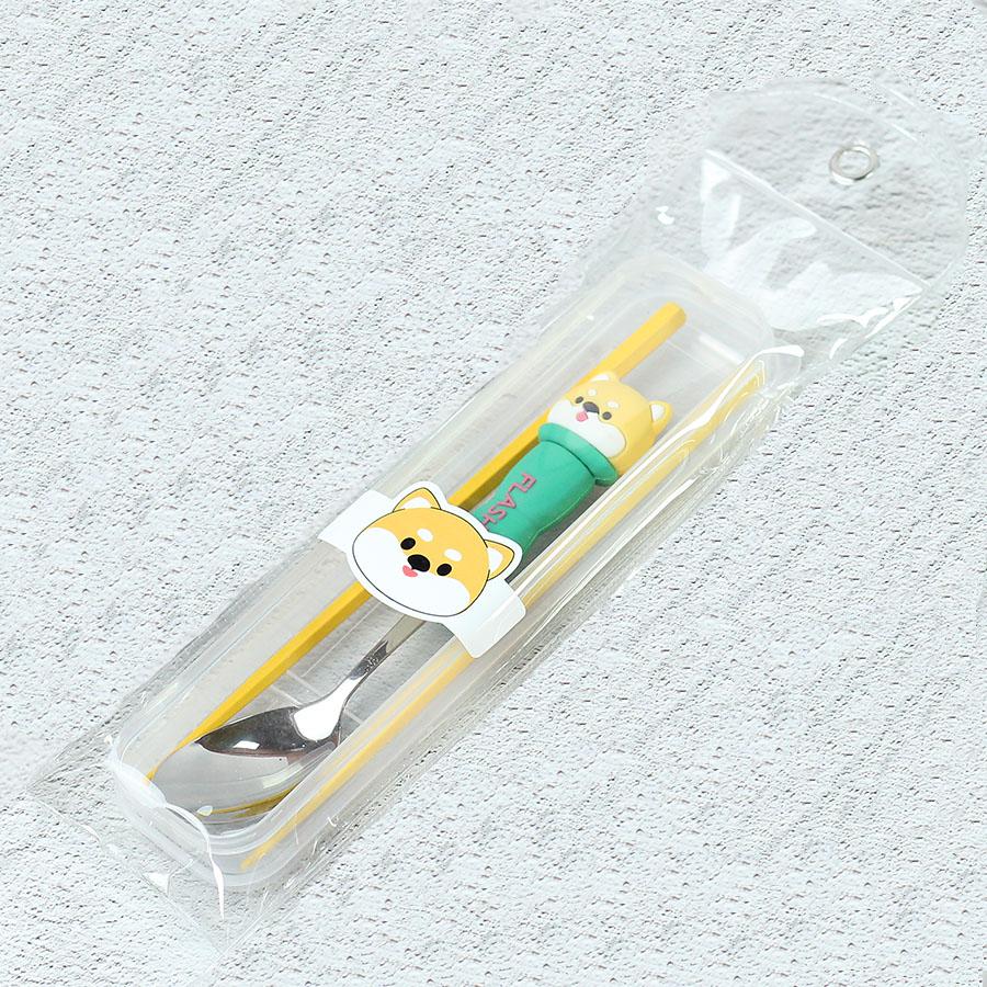 

Portable Cutlery Set Cute Cartoon Handle 304 Stainless Steel Spoon Chopsticks Set with Storage Box for Travel Camping Picnic зелёный