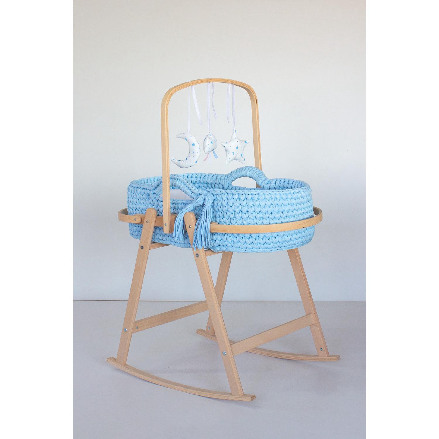 

Натуральная деревянная круглая подставка для кроватки, синяя вязаная корзина, тканевая игрушка