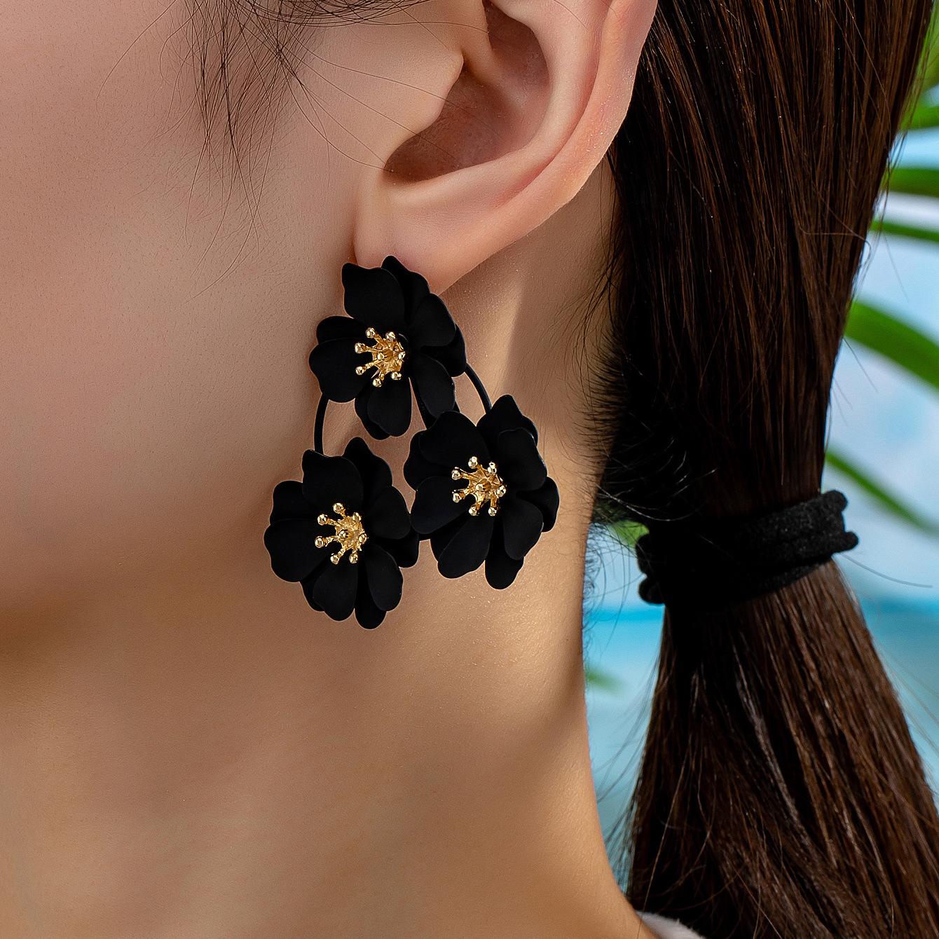 

Серьги с разноцветными цветочными мотивами в европейском и американском стиле — модные универсальные украшения