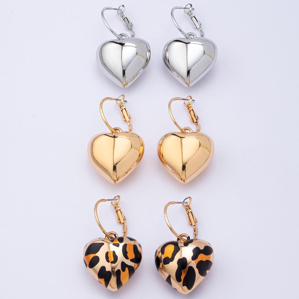 A Pair of Women's Earrings with 3D Heart-Shaped Leopard Print Pendants, Suitable for Everyday and Autumn/Winter Wear