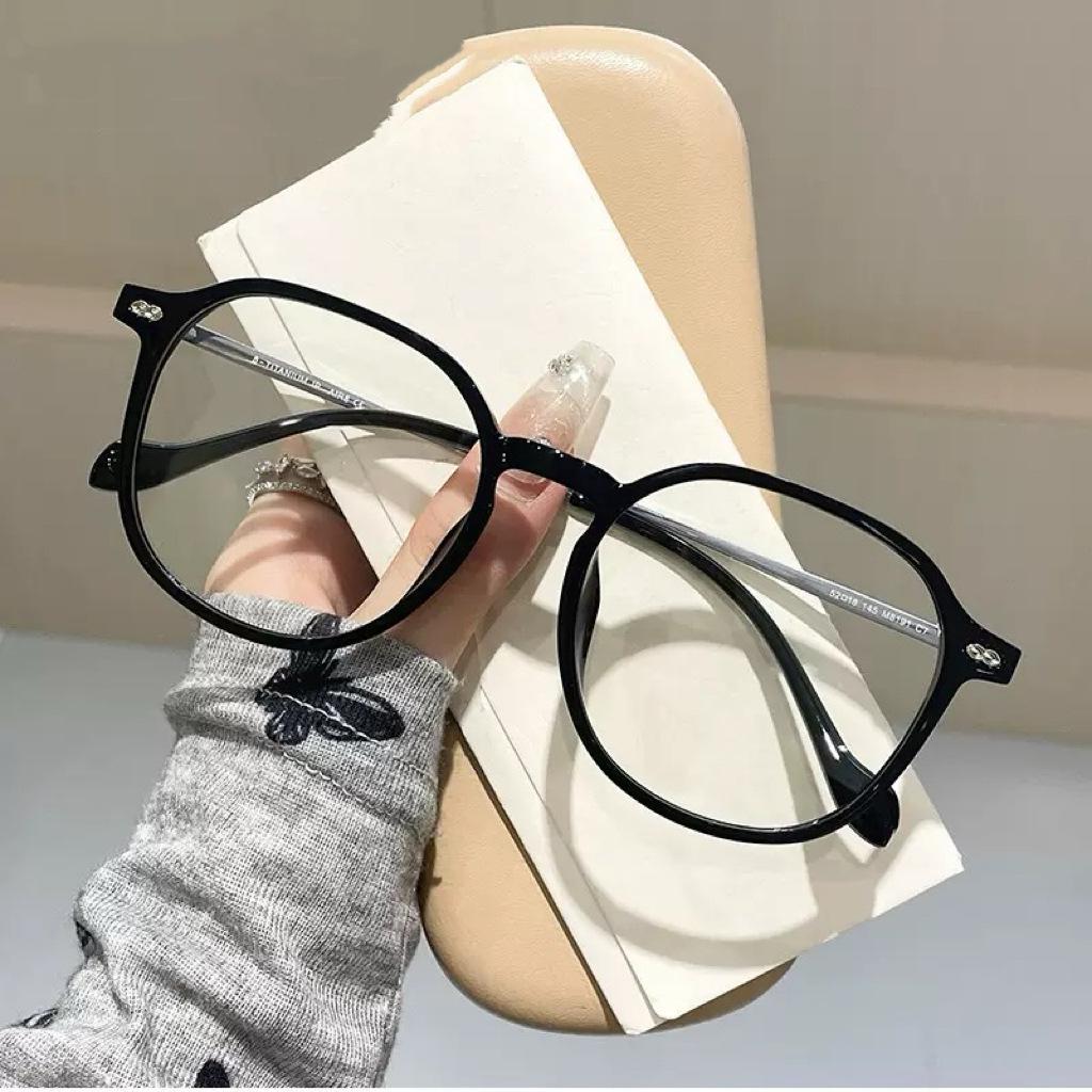 Chic Women's Color-Changing Photochromic Glasses – Stylish Large Frames, Blue Light Blocking, Natural Look, Prescription-Ready.