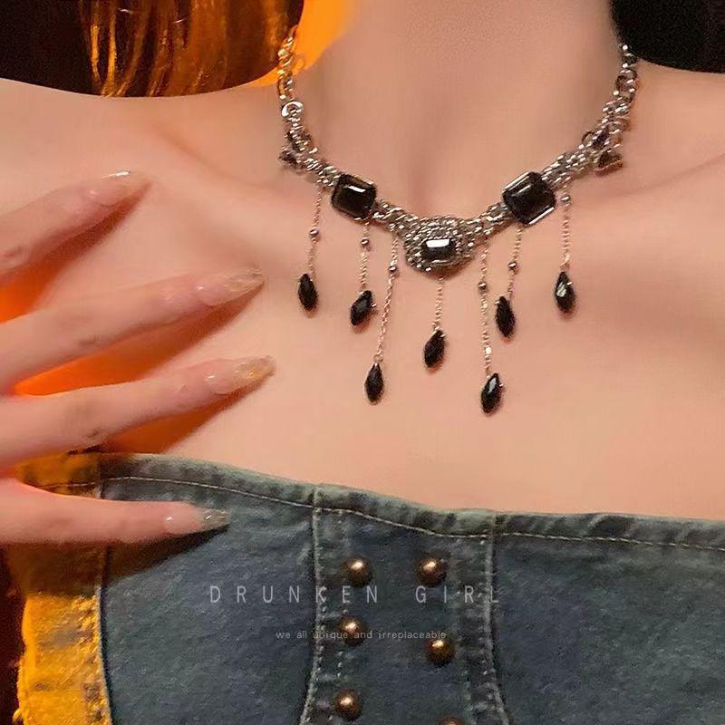 2025 High-End Gothic Punk Necklace: Y2K Dark Style Clavicle Chain for Women