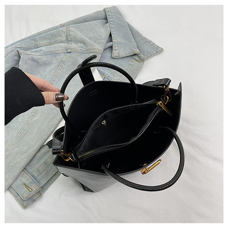 Ladies' Fashionable Vegetable Basket Tote Bag, Large Capacity Commuting Bag, Ladies' High-end Sense, Niche Hand-held Crossbody Bag