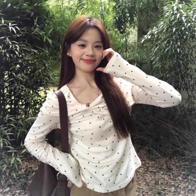 White Polka Dot T-shirt for Women in Early Autumn with Stunning Design and Good-looking Long-sleeved Korean Twist Top Bottoming Shirt