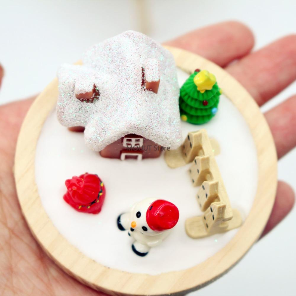 Weihnachtshaus Schneemann Anhänger Dekorationen Weihnachtsminiaturen Set Kunststoff Harz Schlüsselanhänger Charms Feiertag Schlafzimmerdeko