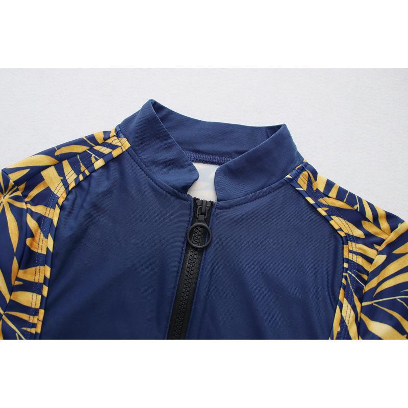 Konservativer Badeanzug mit Sonnenschutz und langen Ärmeln