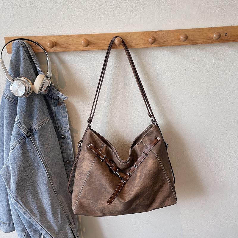 

Dumpling bag women s large capacity 2025 new autumn and winter niche design single shoulder commuter bag multi-functional backpack backpack темно-коричневого