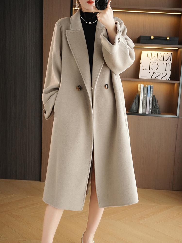 Karamelový dámský vlněný kabát střední délky z oboustranného kašmíru - Podzim/Zima 2023, Slim střih s designem zvýrazňujícím pas.