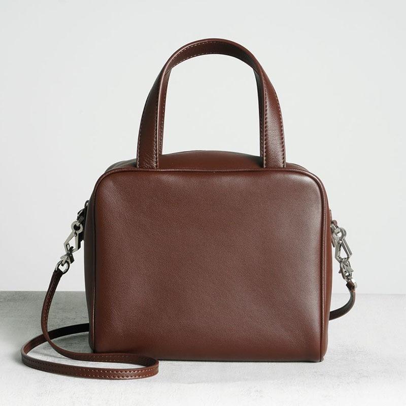 

Маленькая квадратная сумка из цельной овчины внутри и снаружи, женская, новый стиль 2025, универсальная ручная сумка, сумка из цельной кожи, однотонная сумка 18x16x10cm коричневый