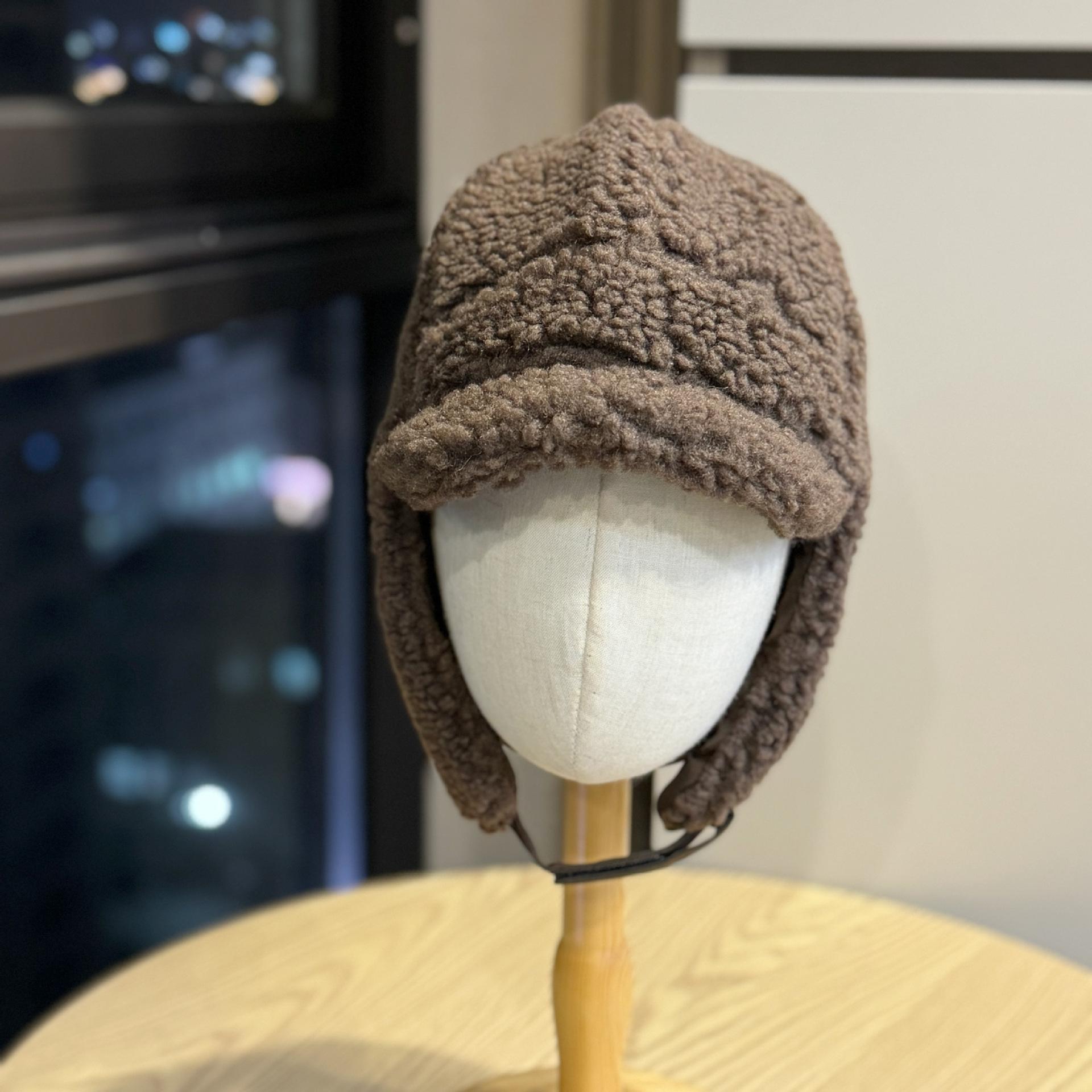 

The new autumn/winter lamb s wool Lei Feng hat is a fashionable earmuff for women, perfect for outdoor cycling and keeping warm. It comes in solid Adult54-60Average Size глибокий кавового кольору