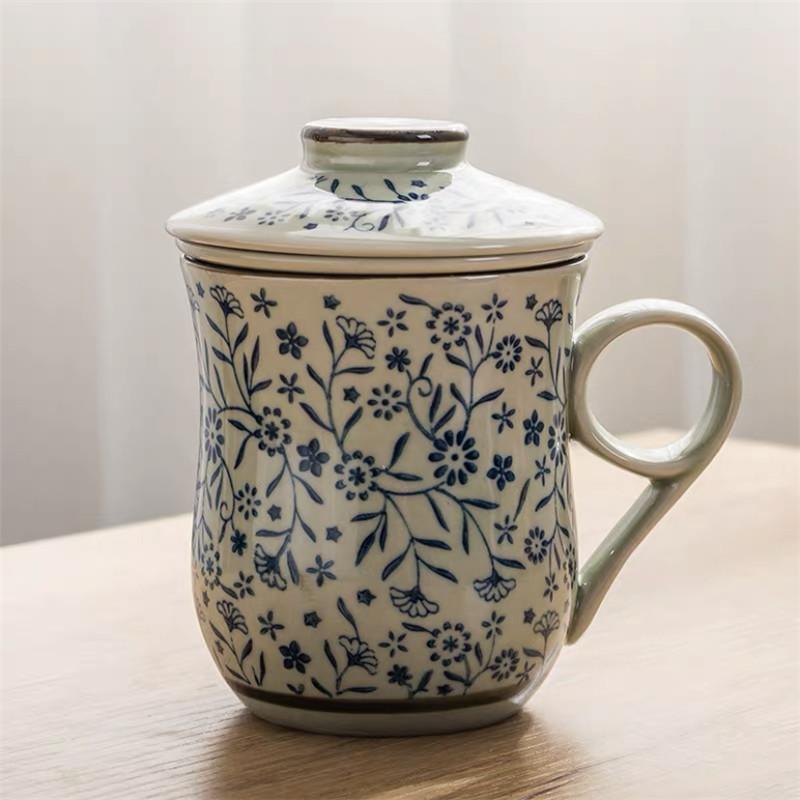 Modrobílý porcelánový šálek na čaj Keramický ručně malovaný Retro hrnek s oddělovačem na vodu a víčkem s filtrem Kancelářské šálky na čaj Nápojové nádobí