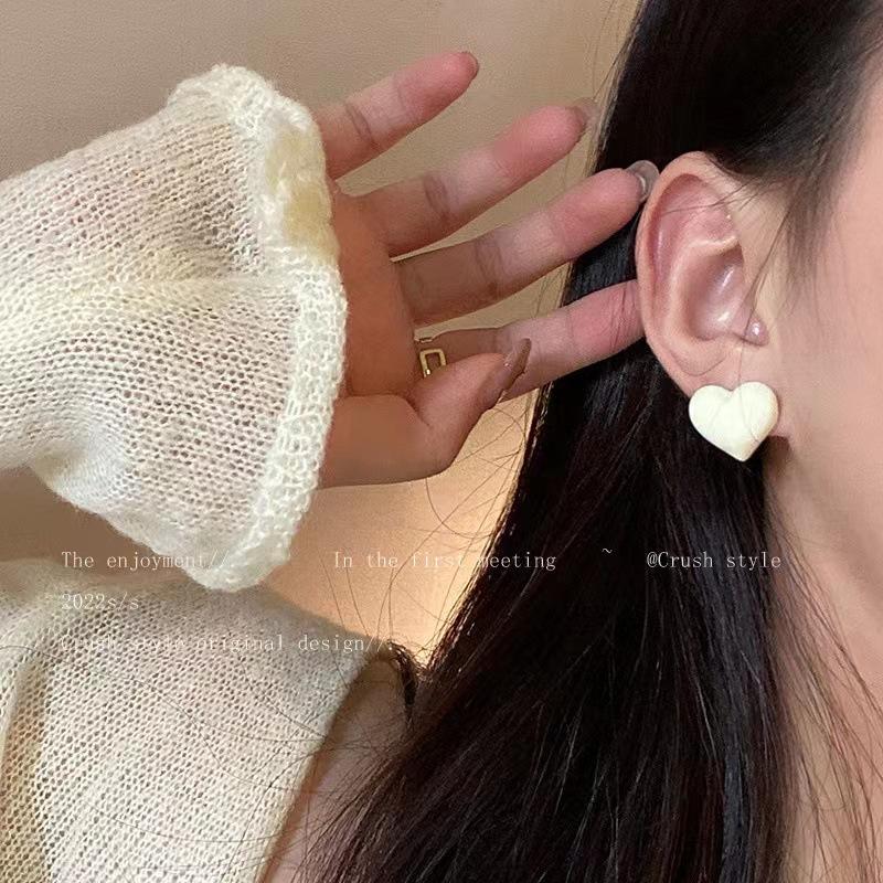 Sweet and cool girl~ Light luxury high-end butterfly earrings New year's trendy cold wind sweet stud earrings and ear jewelry
