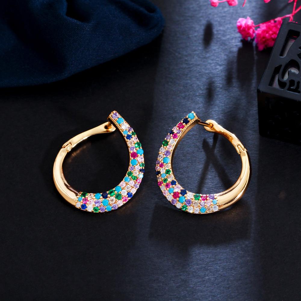 

Цветные геометрические овальные серьги, Преувеличенная атмосфера, Слегка инкрустированы цветными драгоценными камнями, Серьги с гальваническим покрытием из 18-каратного золота.