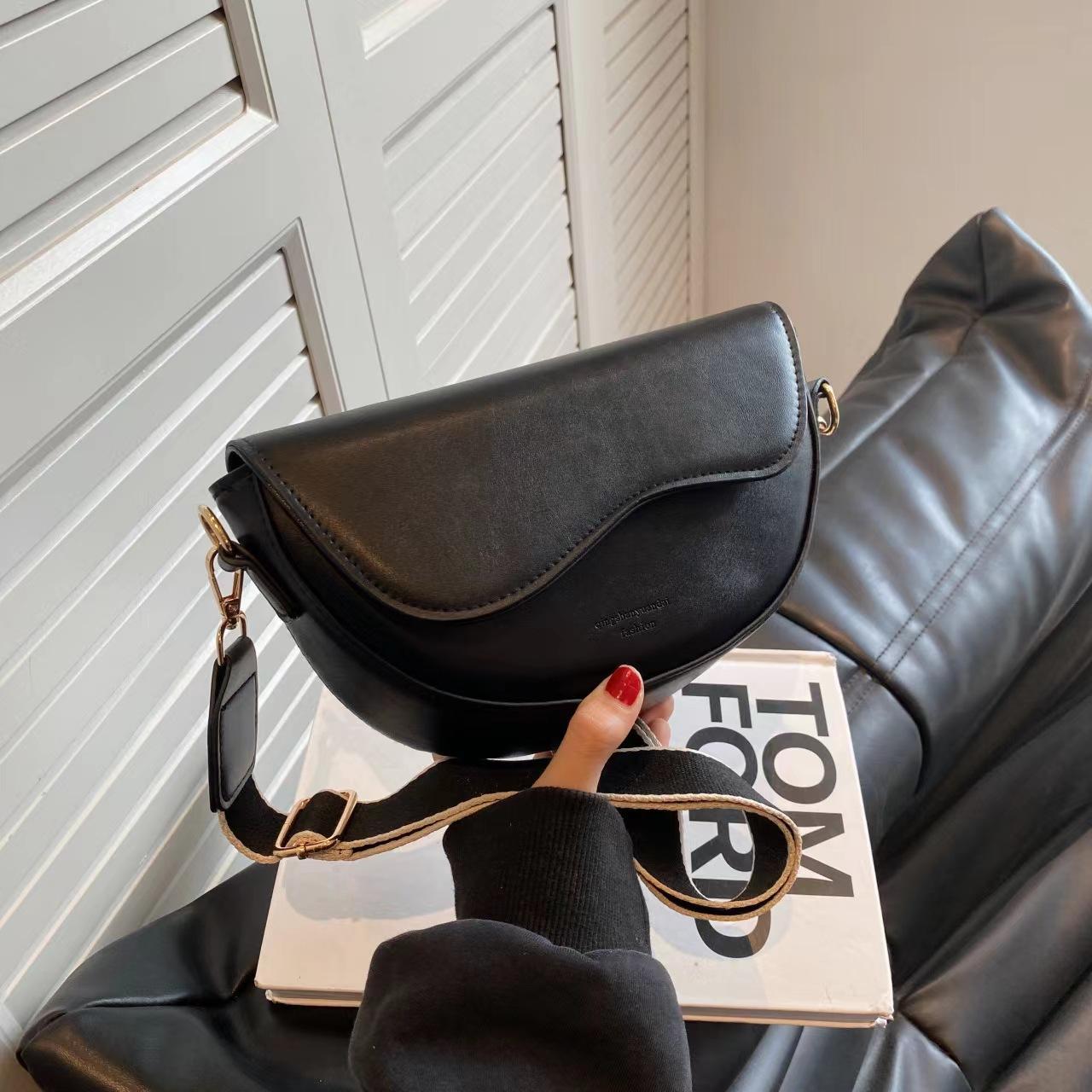 

Фактурные женские сумки, популярные сумки-мессенджеры, модные небольшие квадратные сумки на одно плечо подмышкой. чёрный