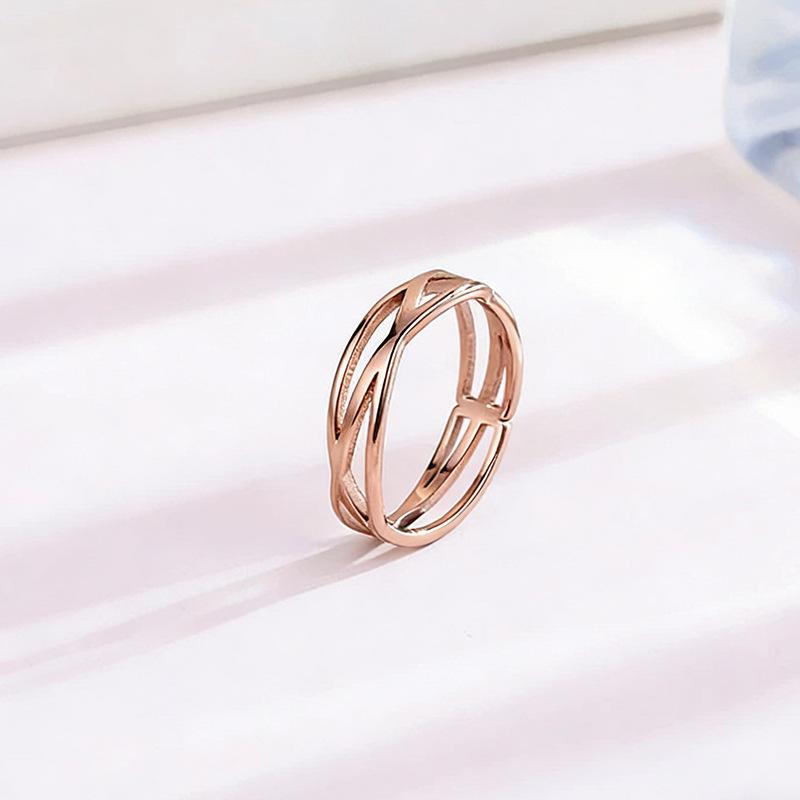 Einfacher Temperament-Ring mit Hohlmuster aus Titanstahl für Damen, hochwertiger, trendiger Schmuck